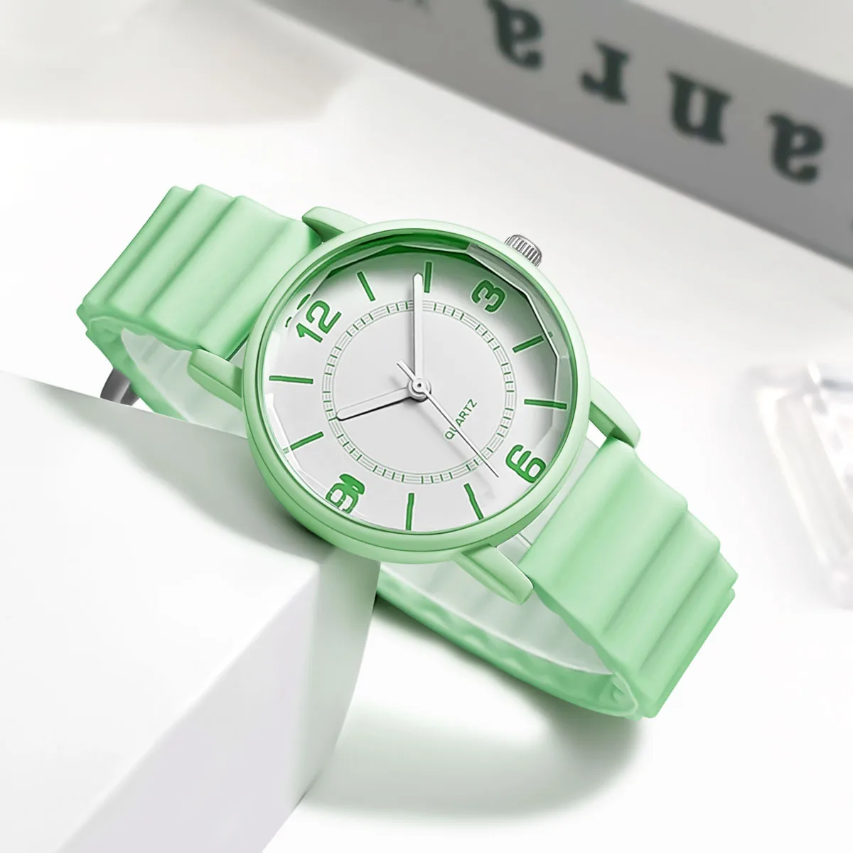 

Woman Fashion Casual Silicone Strap Quartz Watch Candy-Colored Jelly Watch Ladies Fashion Dress Quartz Wristwatch Female Relogio