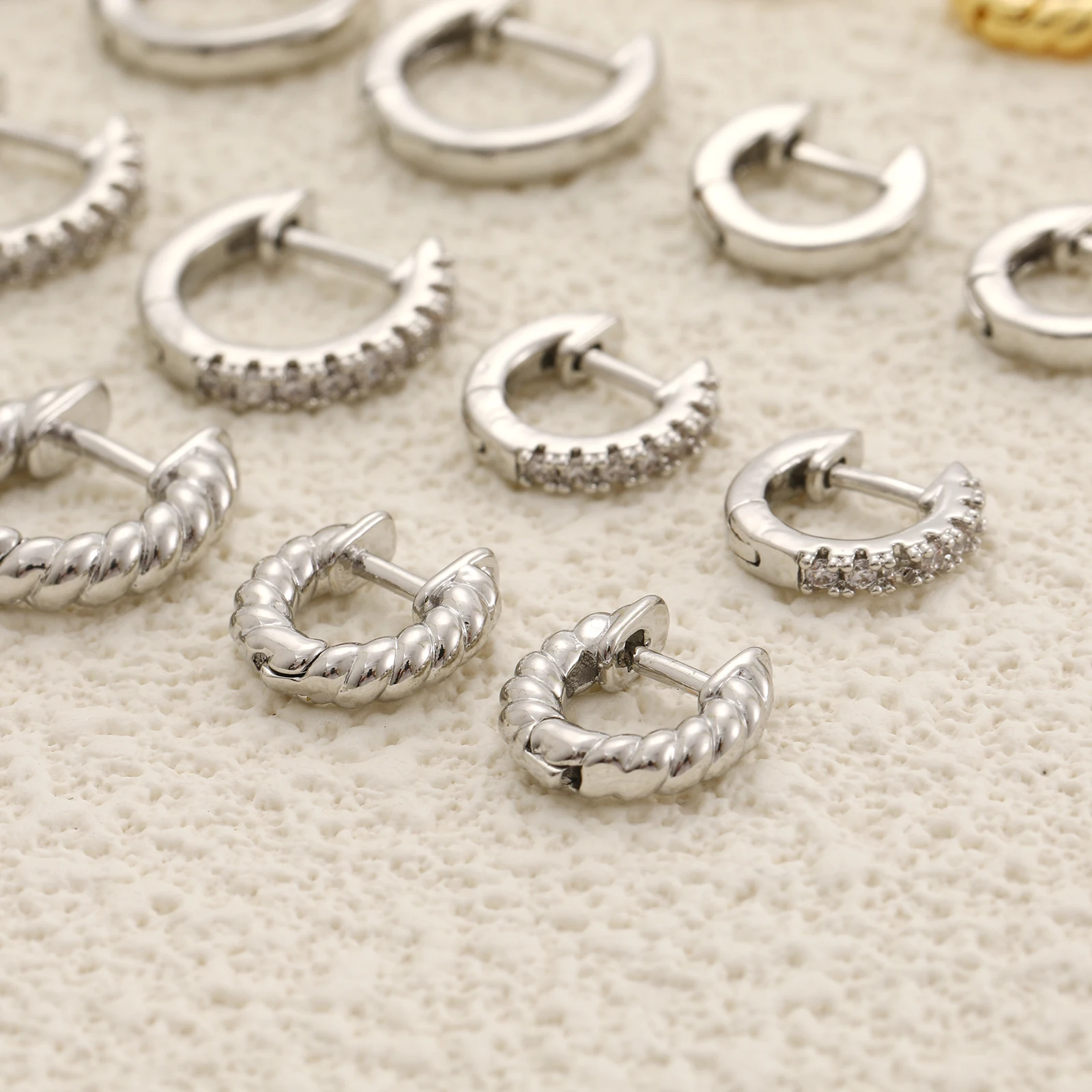 2024 New Smooth Metal Chunky Hoop Earrings for Women Fashion Gold Color Round Circle Hoops Girls Statement Earrings Punk Jewelry