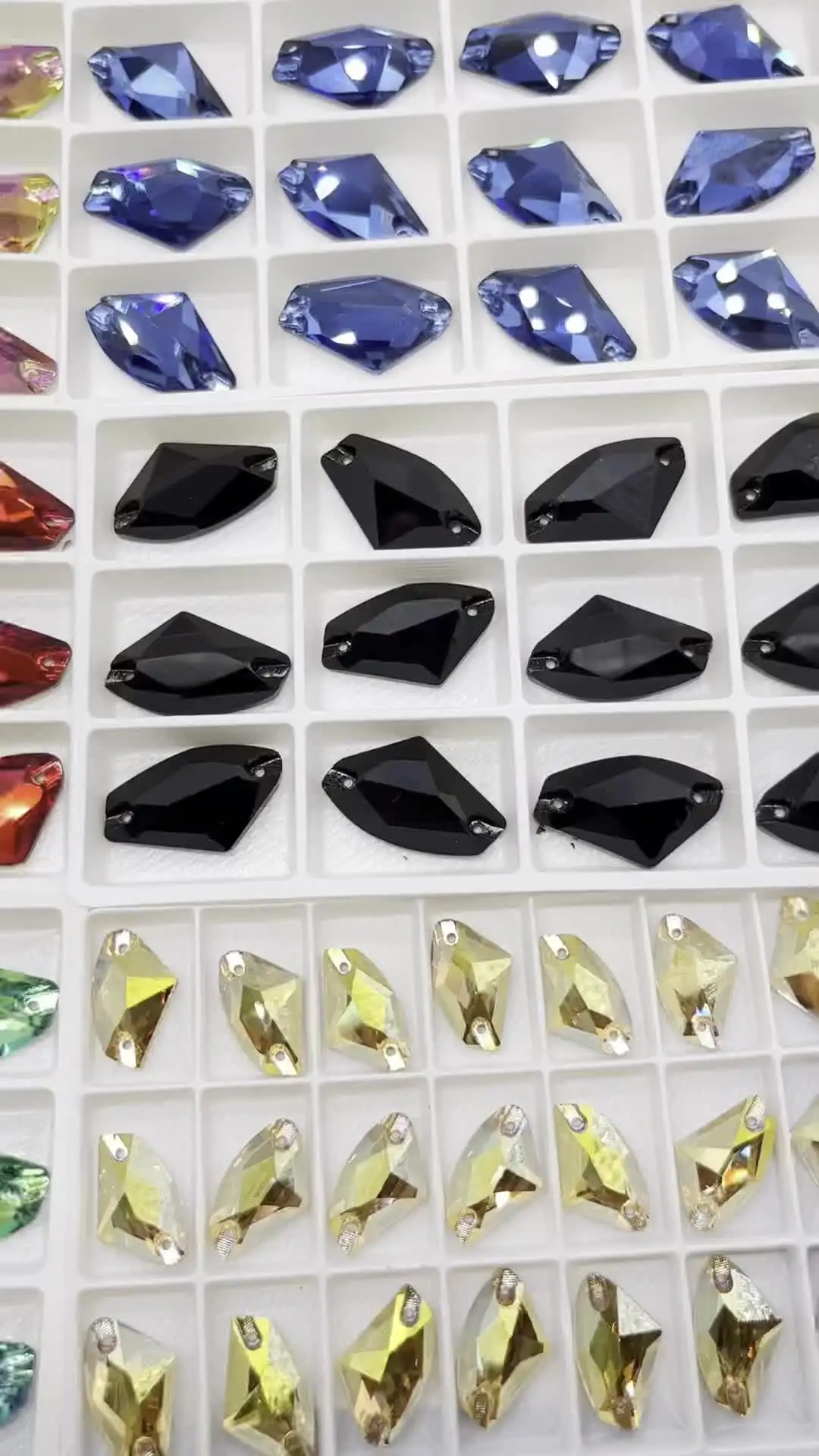 80 Strass Rettangolari Da Cucire, 8 Misure Diverse (da 8x8 Mm A 25x18 Mm), Vetro Cristallino Con Retro Piatto - Per Abiti, Accessori, Gioielli Fai Da Te - copertina