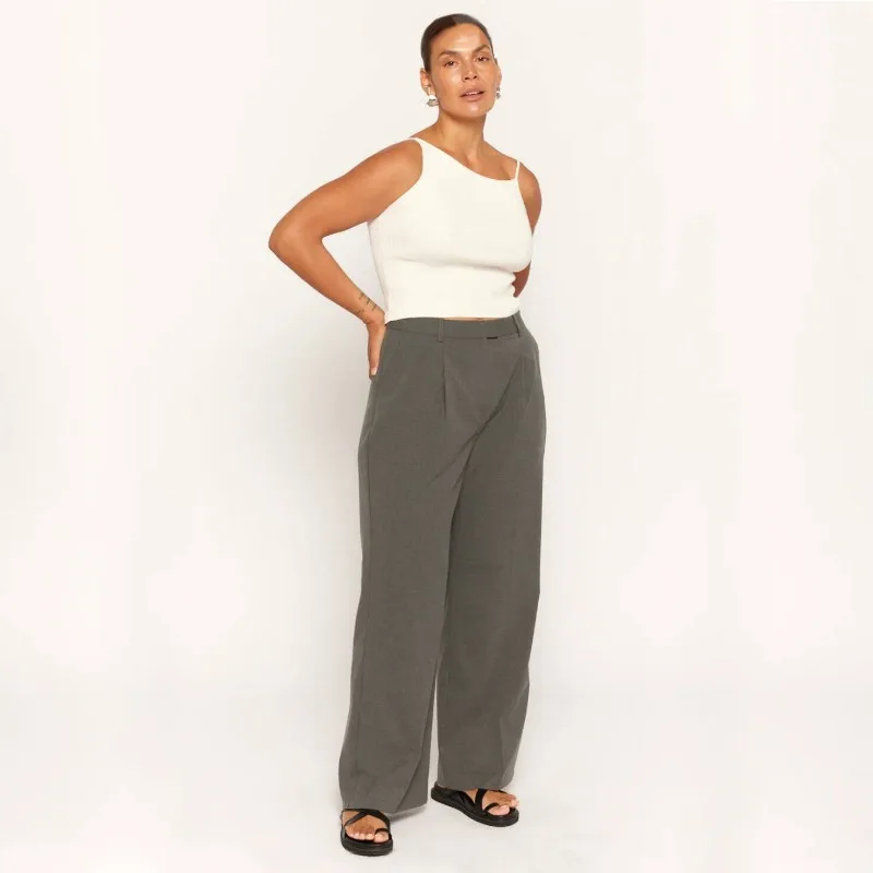 Camiseta negra de moda acanalada para mujer, jersey de espagueti, informal, de retazos, sin mangas, verano 2025, top ajustado para mujer