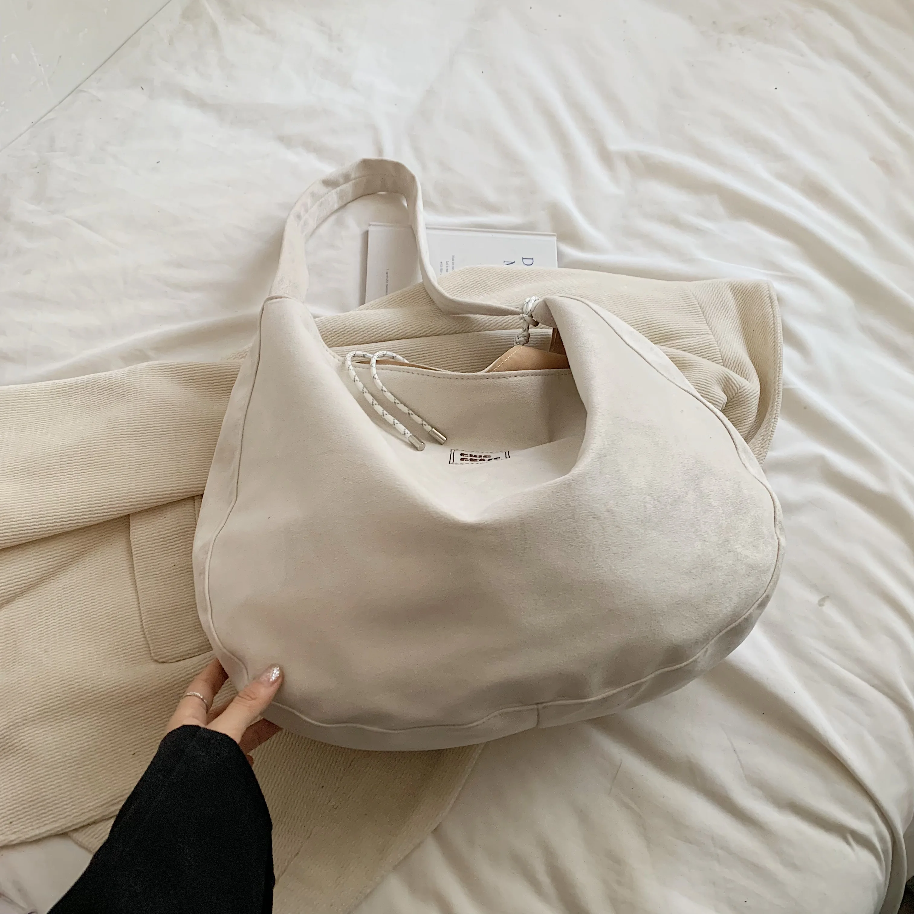 thumbnail image 1 of Bolsos de gran capacidad para otoño/invierno para mujer, novedad de 2024, bolso de hombro de ante informal, bolso de mano estilo retro para el trabajo, 1 of 5