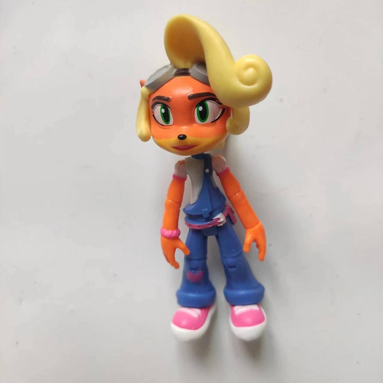 クラッシュ-子供のためのゴールデンアクションフィギュア,洗練