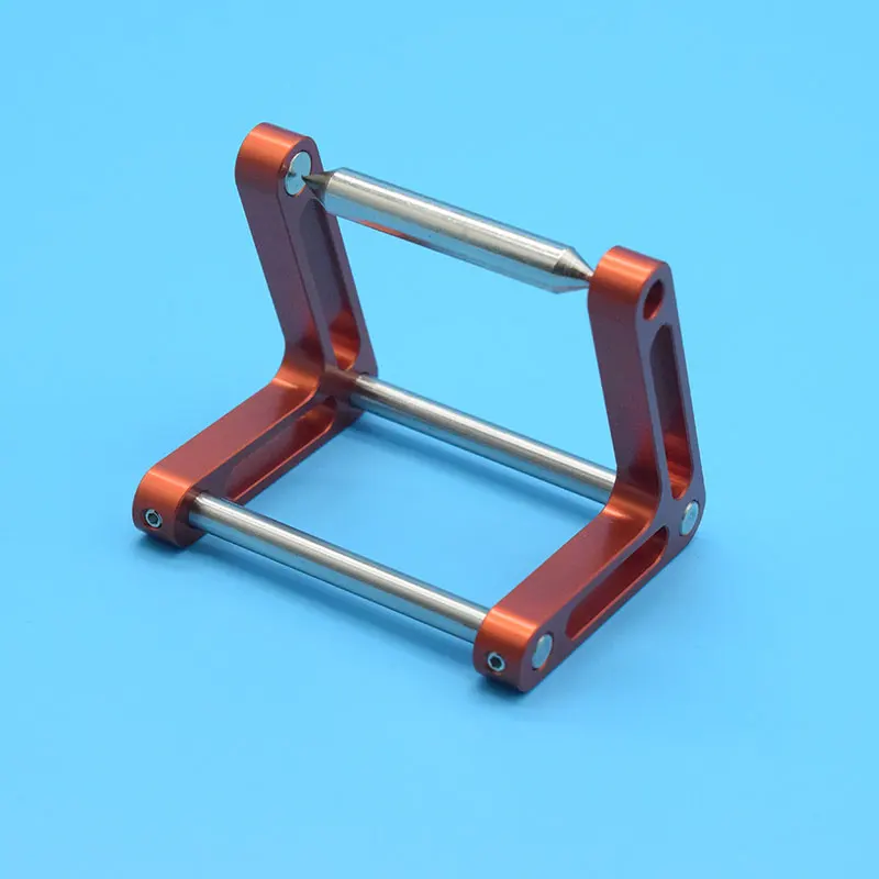 Détail de l'équilibreur d'hélice magnétique en aluminium, mettant en évidence la base aimantée et les cônes de centrage pour arbres de 2mm à 6.35mm.