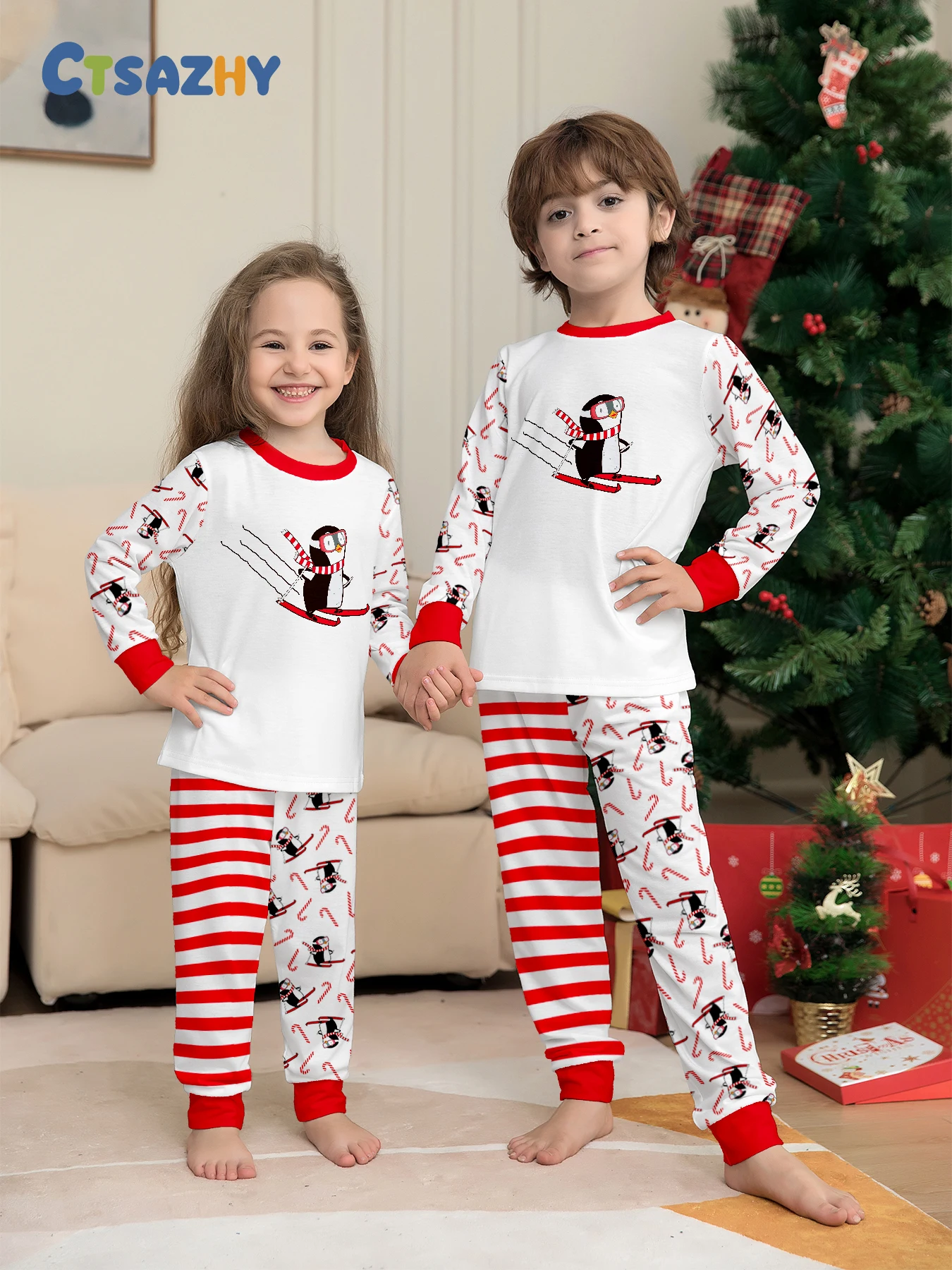 ملابس نوم للأطفال في عيد الميلاد - مجموعة متناسقة للجنسين مع بطريق تزلج، وسراويل مخططة وعيد الميلاد