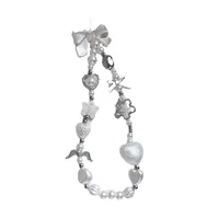 Lanière à breloques en chaîne de téléphone perlée pour iPhone Samsung, joli nœud blanc baroque, breloque en forme de fleur, accessoires universels, pendentif de bijoux 5