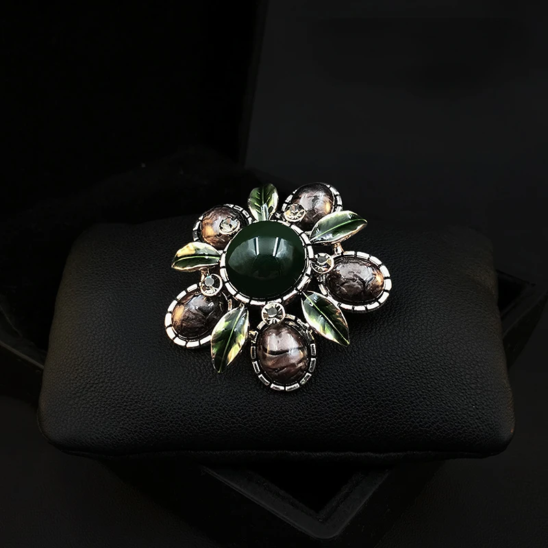 Court Retro Elegant Flower Brooch Women's Exquisite High-End Round Versatile Corsage Luxury Accessories Enamel Pins Jewelry Gift