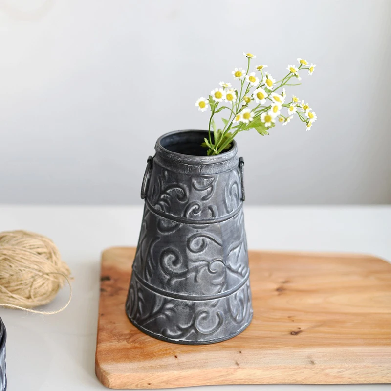 アンティーク花瓶と鉄製受け台です アンティーク花瓶と鉄製受け台です アイアン × ガラス製 アンティーク