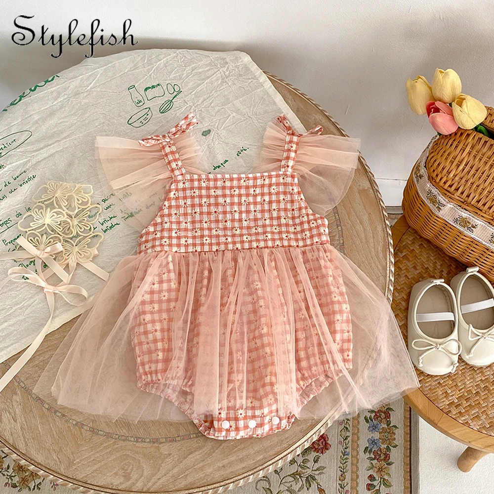 

INS 2023 Summer Infant and Toddler Girl Baby Pure Cotton Plaid Small Daisy Mesh Flying Sleeves Versatile Triangle Romper Dress