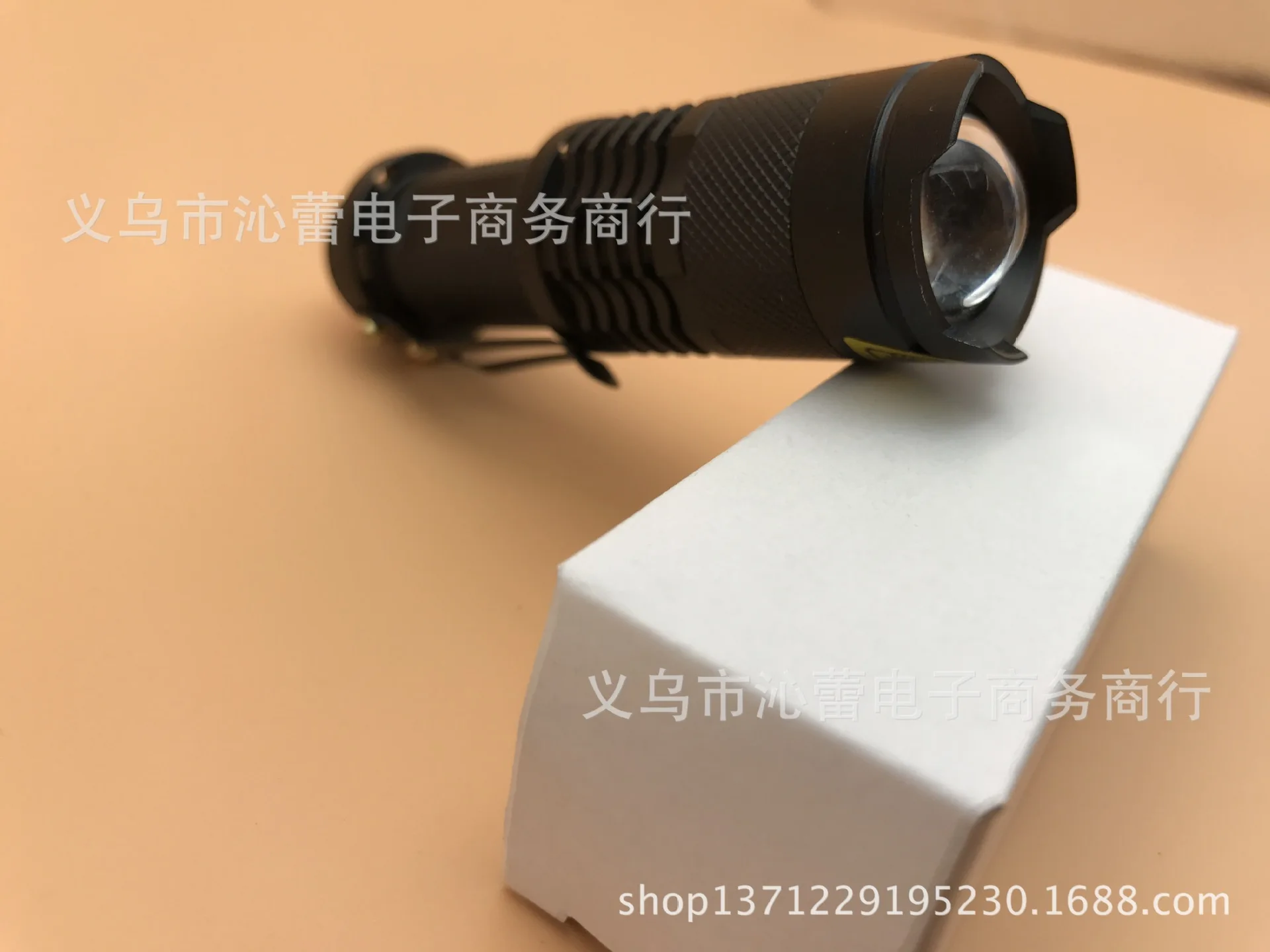 

Q5 Mini Zoom Flashlight Telescopic Focus