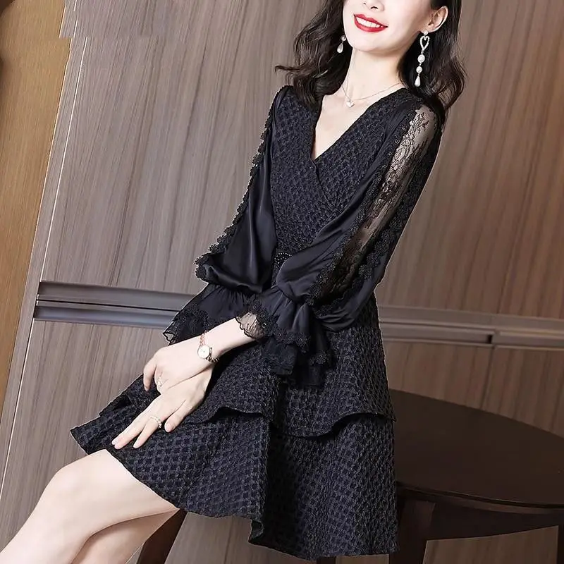 

Autumn and Winter Hepburn Style Temperament Small Black Dress French Small Crowd Waist Slim V-neck Lace Ruffle Edge A-line Dress