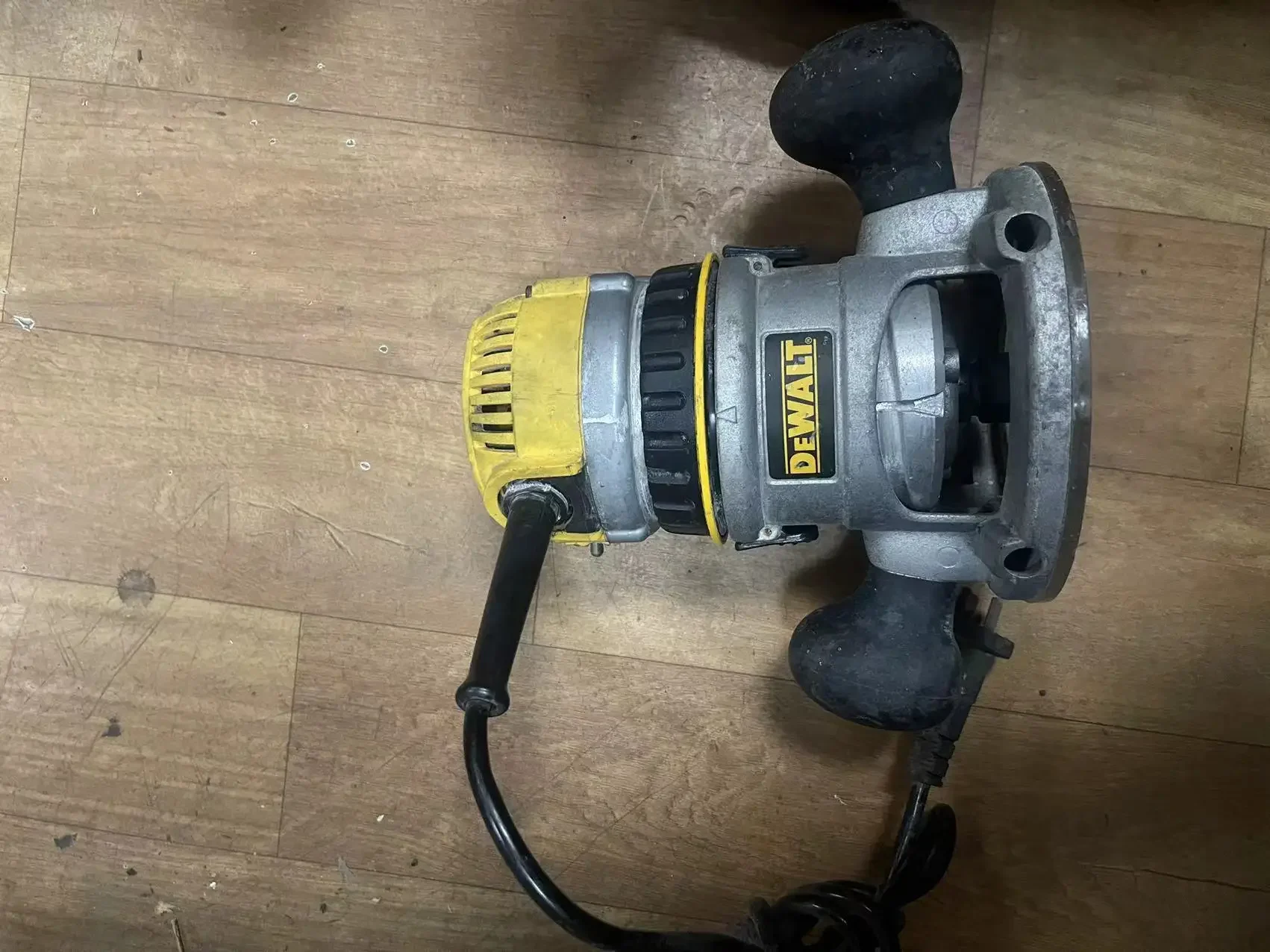 

Dewalt DW618 2-1/4 HP Electronic Variable Speed Fixed Base & Plunge Router .ONLY TOOL.SECOND HAND 110V