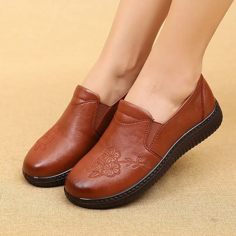 Middle-elderly Mom Flat Shoes Soft Sole Anti-slip Women Leather Flats Shoes Leisure Ladies Loafers 2023 New Female Loafers
