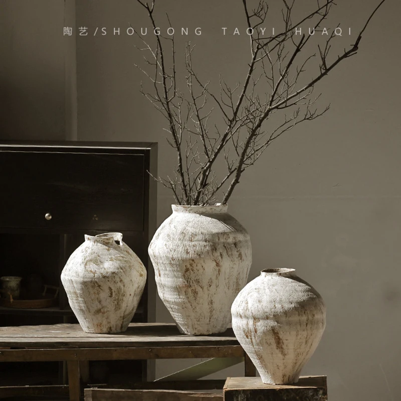 Wabi-sabiスタイルのzen配置、生陶器の瓶、手作りのドライフラワーの