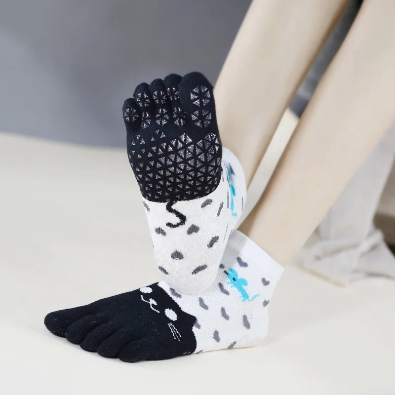 Full Toe Yoga Socks Women Cotton Cat Cartoon Silicone Non-slip 1/4 Crew Five Toes Pilates Socks 4 S3f924f6a2ba046b983c040a1141f4d18X