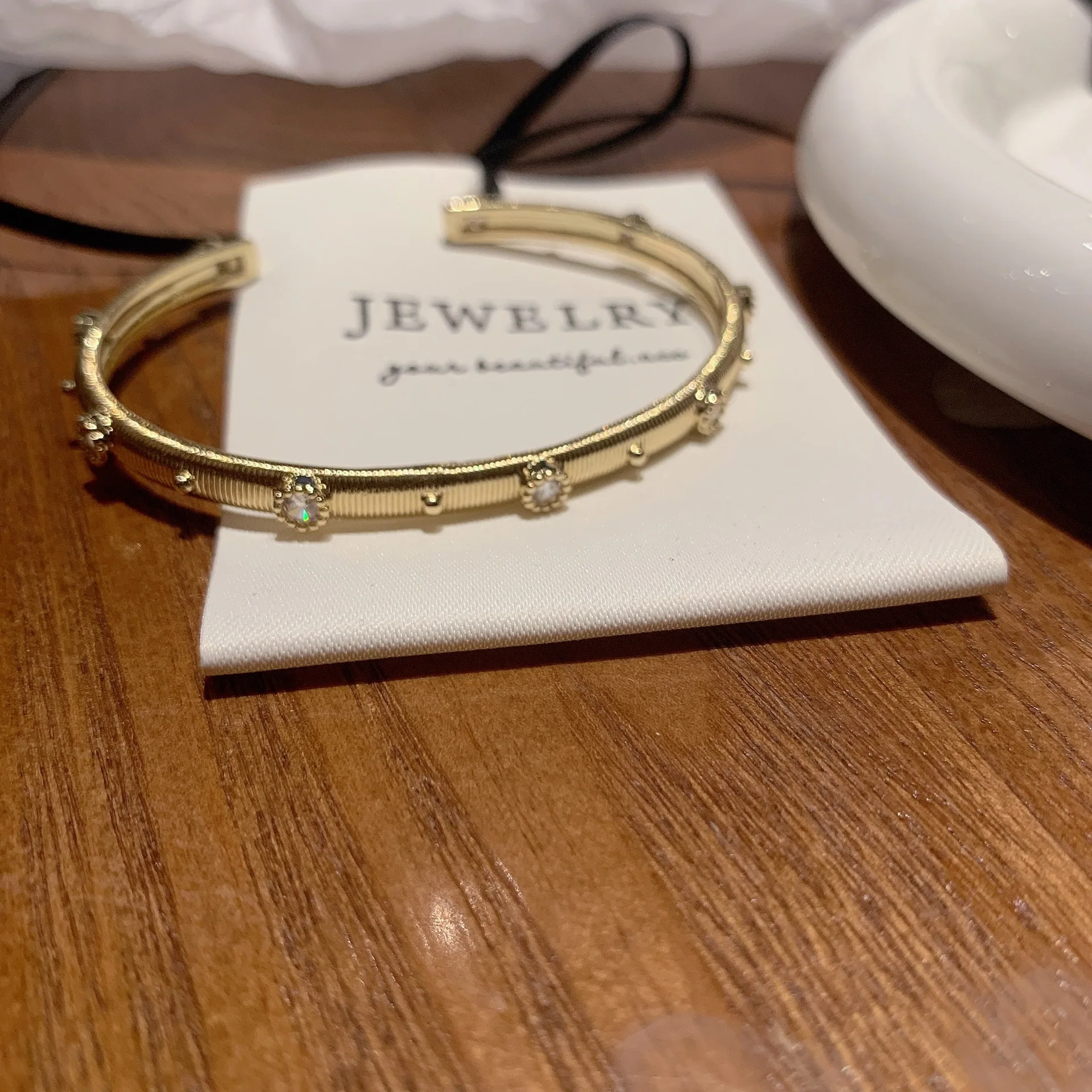 

Inlaid with natural Chinese vintage court bracelets elegant and charming jewelry