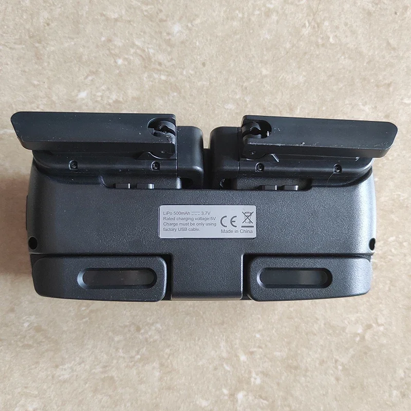 Détail des sticks et interrupteurs de la télécommande SG906 MAX1 et MAX2.