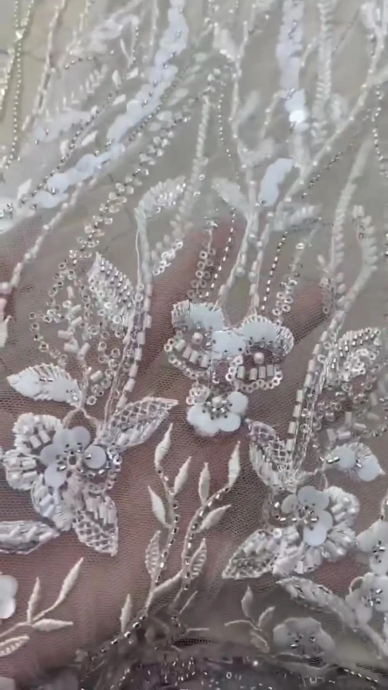 

Hot selling new exquisite white sequins bead tube sequin flower embroidery, European and American fashionable white wedding dres