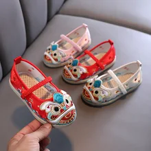 

Retro Girls Embroidered Shoes with Ox Tendon Soles Cocked Head Shoes National Boys Horn Shoes Cloth Shoes Children Fashion Hot