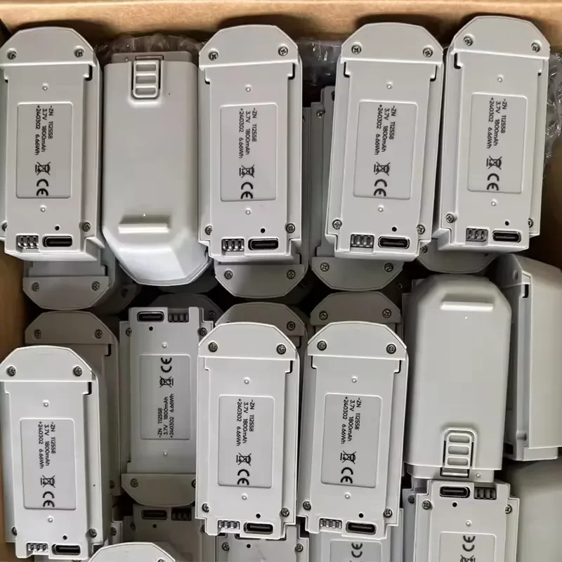 Deux batteries pour drone JJRC H135 côte à côte, prêtes à l'emploi.