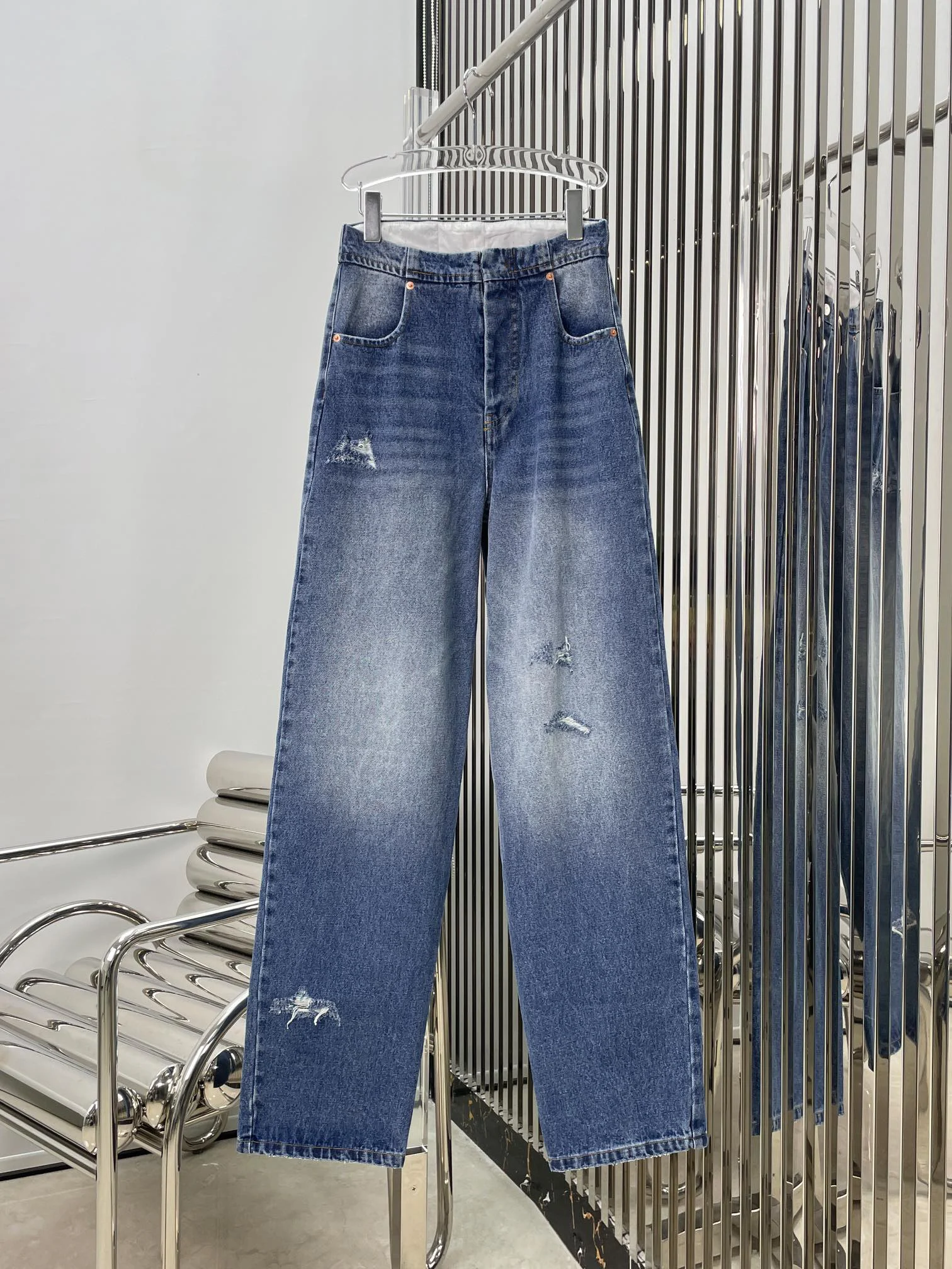 

2023Spring and summer new wash blue straight leg jeans, easy to have long legs wearing elongated leg type