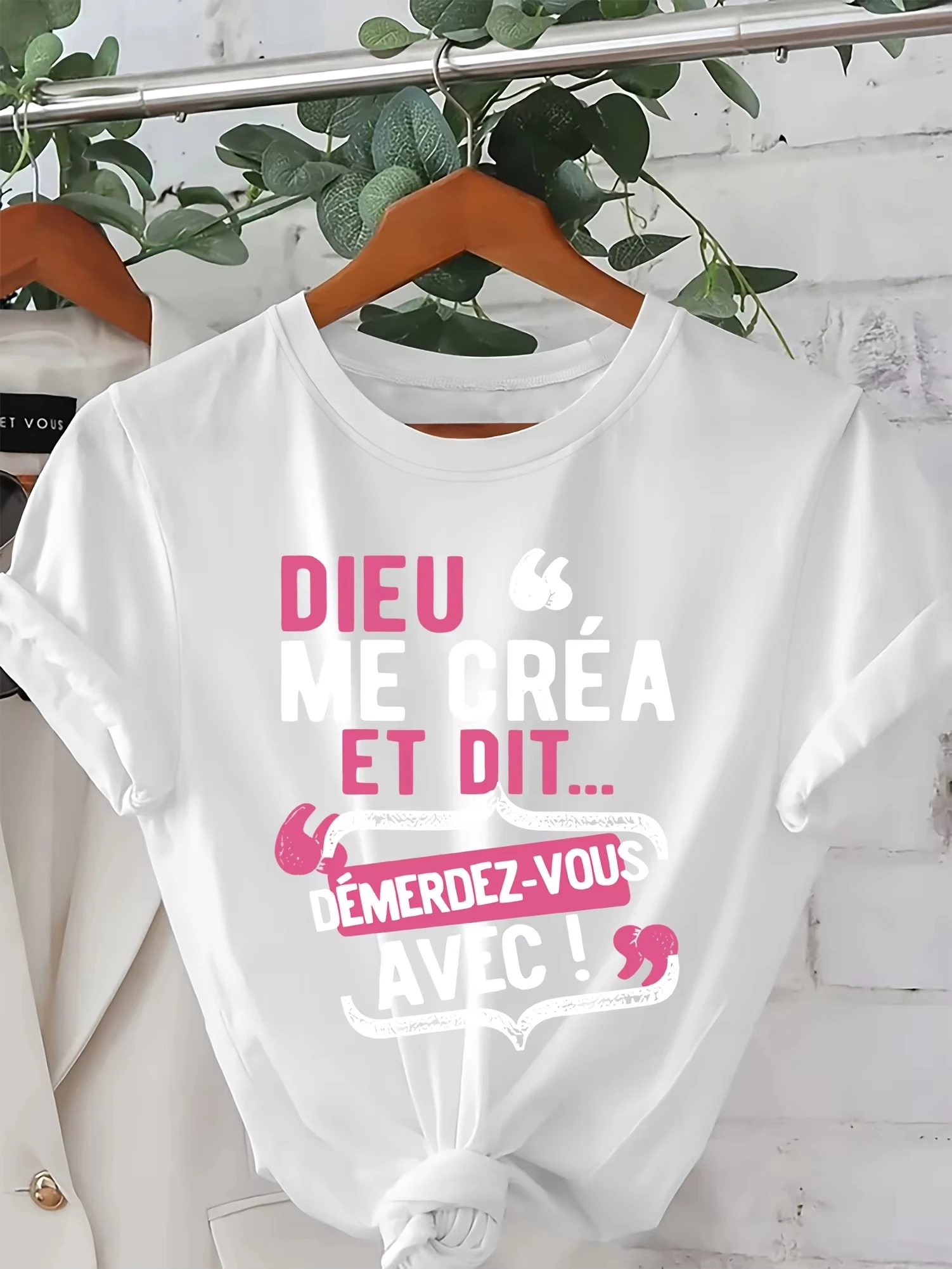 Lässiges Rundhals-T-Shirt mit französischem Zitat „Dieu Me C'est Mon Saint“ – Verspieltes Buchstaben-Print-Kurzarm-Oberteil für den Frühling – Detail 5