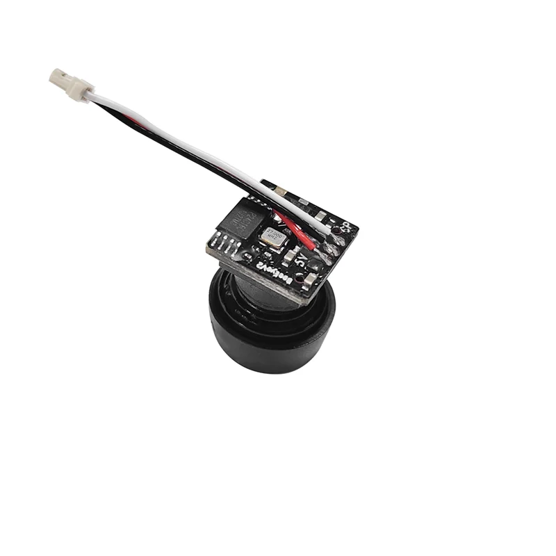 Module caméra BeeEye V2 800TVL installé sur un châssis de drone de course, vue latérale.