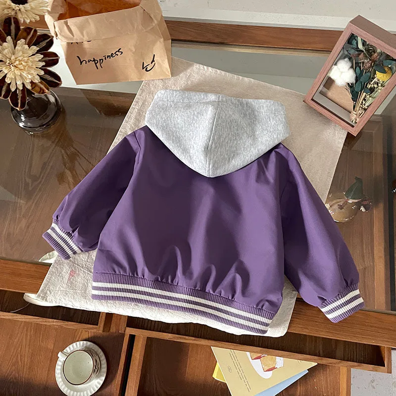 Detail van capuchon en stof van de jas