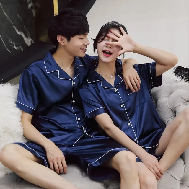 101624-970509.jpg Couleur unie vêtements de nuit soie Satin Pyjamas Couple ensemble à manches courtes Pyjamas costume Pijama femmes hommes vêtements de détente grande taille Pj ensemble