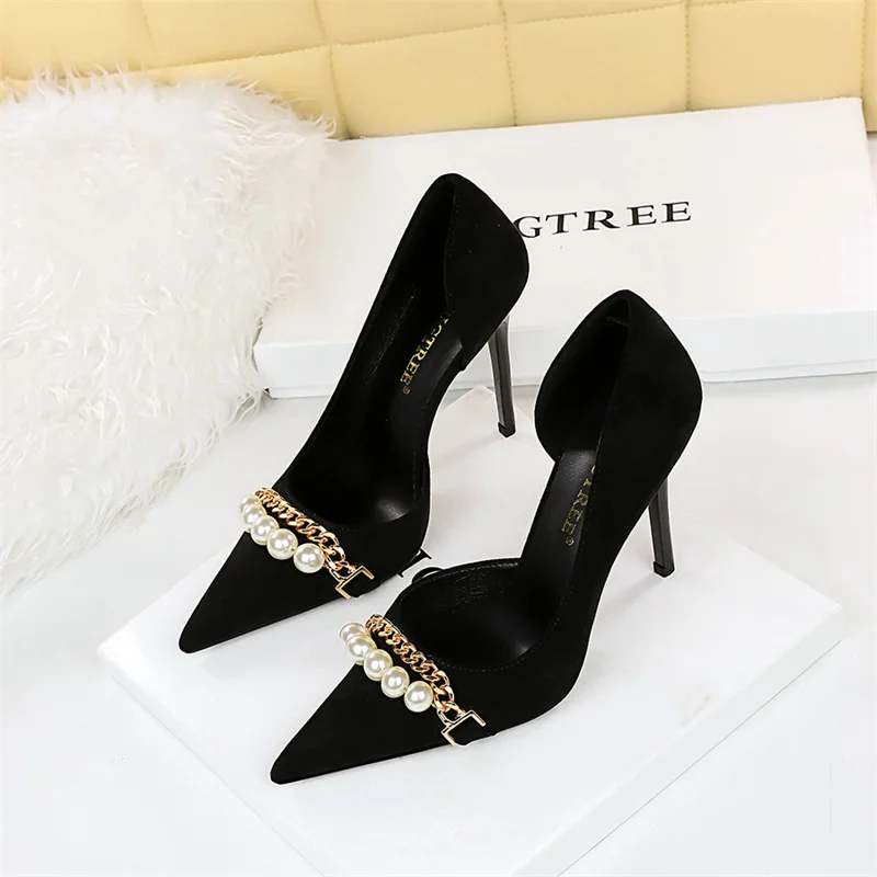 

New Fashion Pearl Chain Office Women Pumps Black Flock Side Hollow High Heels Pointed Toe Shallow Mouth Party Single Shoes