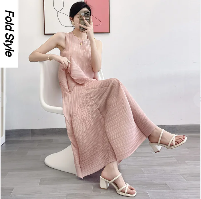 

2024 Summer New Miyake Design Long Pleated Lantern Flower Bud Skirt Loose and Slim Skirt Sleeveless Sprout Dress for Women