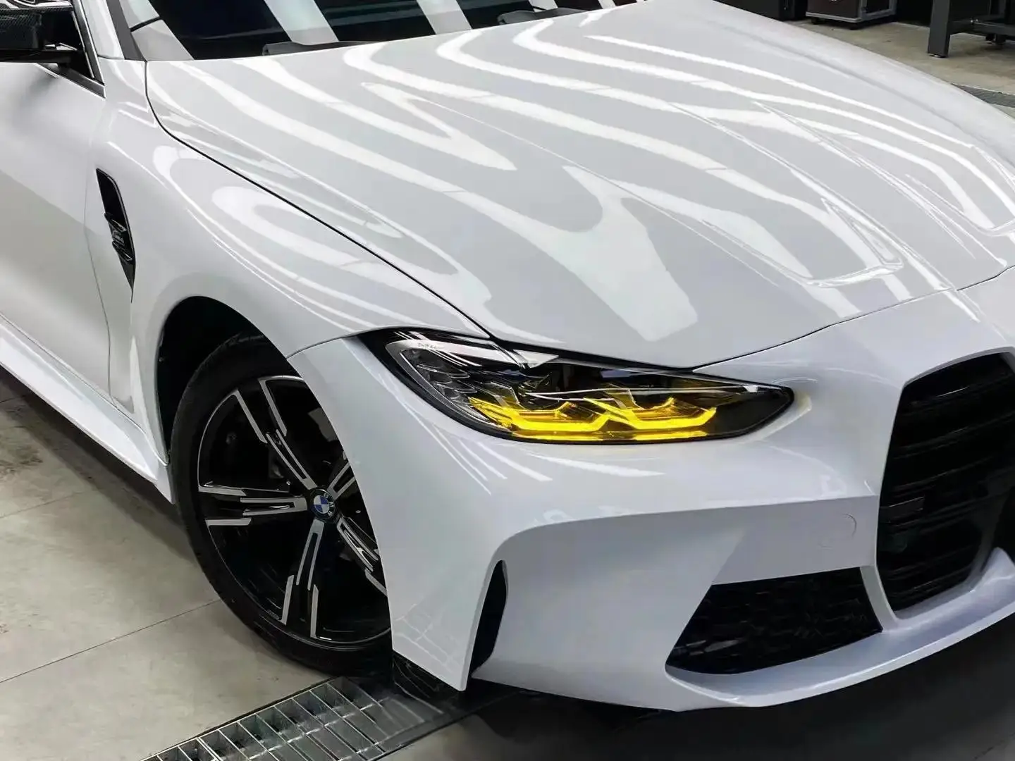 Adesivo autoadesivo per avvolgimento in vinile bianco brillante Adesivo per avvolgimento carrozzeria per auto Pellicola in vinile bianco lucido Accessori per auto bianco lucido - immagine 2