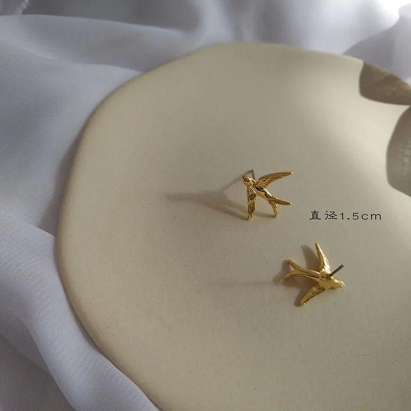 

Женские серьги в виде ласточки, минималистичные простые маленькие милые ювелирные изделия, изящные украшения в виде животных