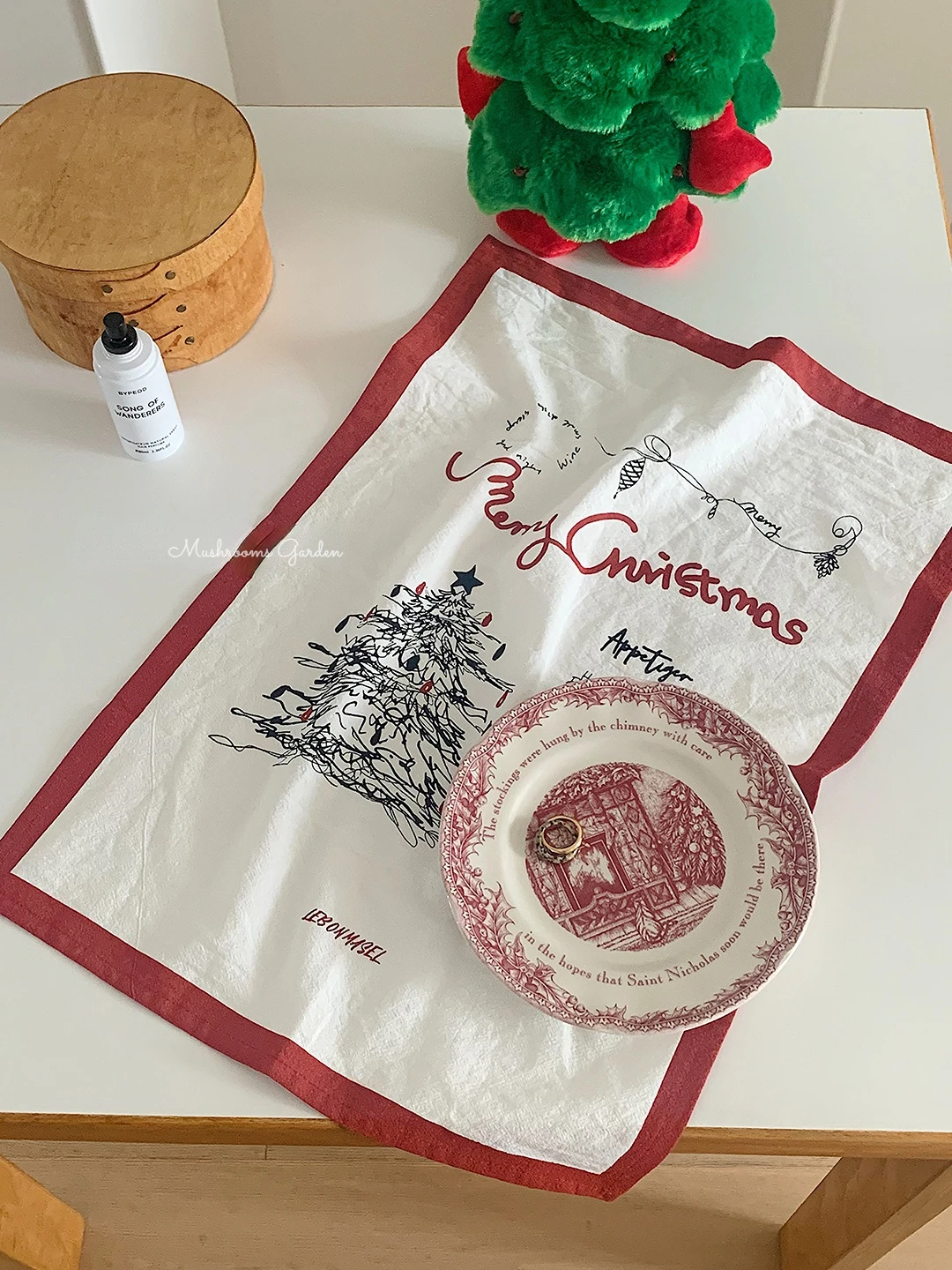 

Mushrooms Garden Korean Vintage Tablecloth Christmas Atmosphere Photo Props Placemats Table Runner Tablecloth Swing Shot Red