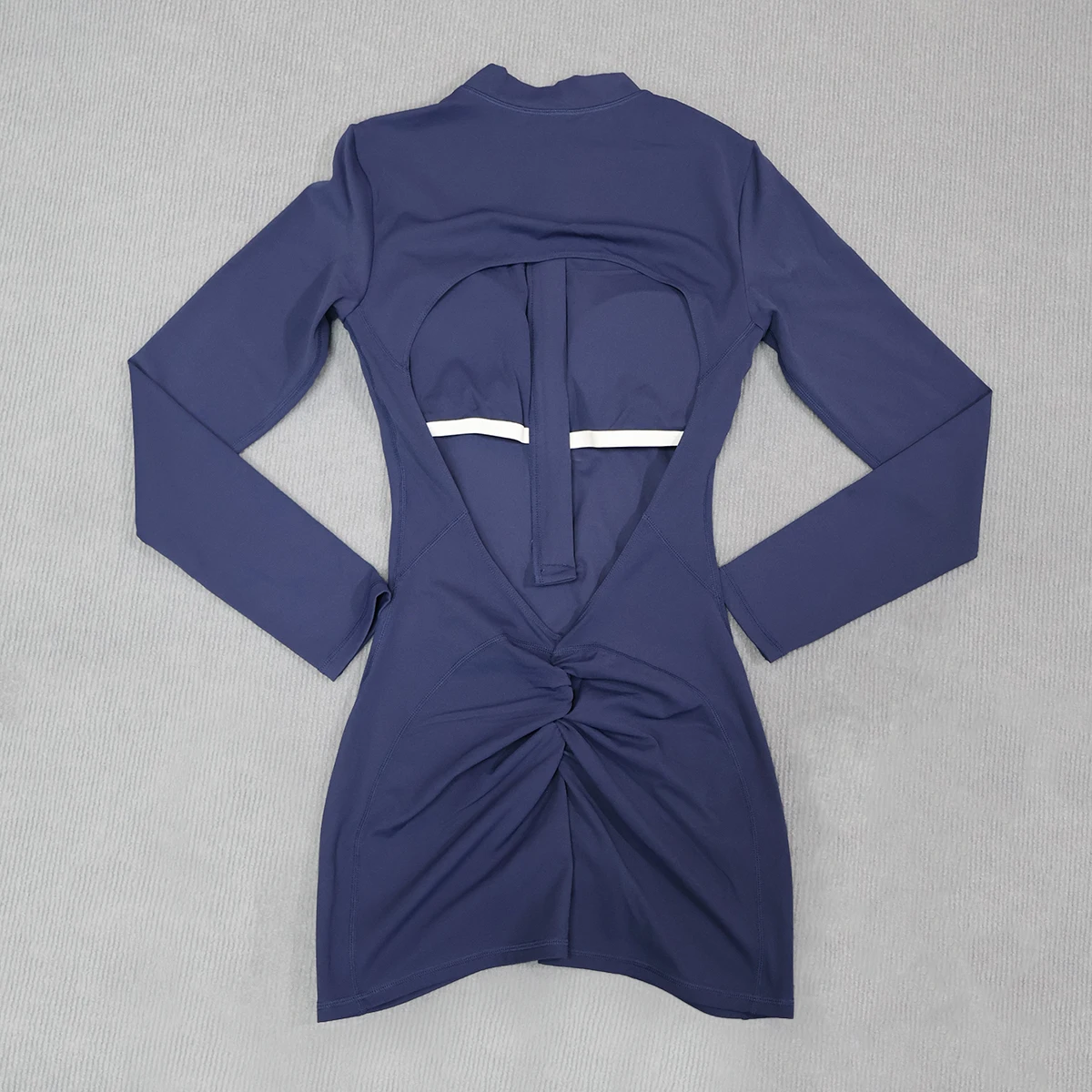 Damen Sommer Gym Jumpsuit mit halbem Reißverschluss und V-Rücken-Design – Atmungsaktive Outdoor-Activewear für Fitness und Po-Lifting Sportoutfit – Detail 11