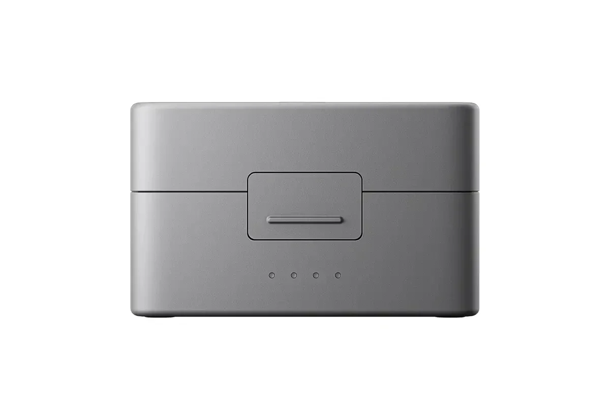 Étui de charge pour DJI Mic Mini sur fond blanc, avec finition noire et logo DJI.