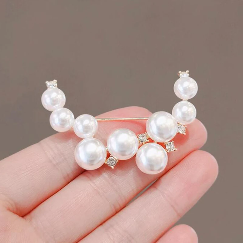 

Fashion Natural White Pearl Moon Corsage Brooch Women Sweater Jewelry Party Accessories
