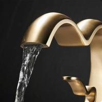 ก๊อกน้ําอ่างล้างหน้ารูปหัวใจทองเหลืองหรูหราห้องน้ําตู้ห้องน้ําใต้เคาน์เตอร์อ่างล้างหน้าก๊อกน้ําร้อนและเย็นป้องกันการกระเซ็น 4