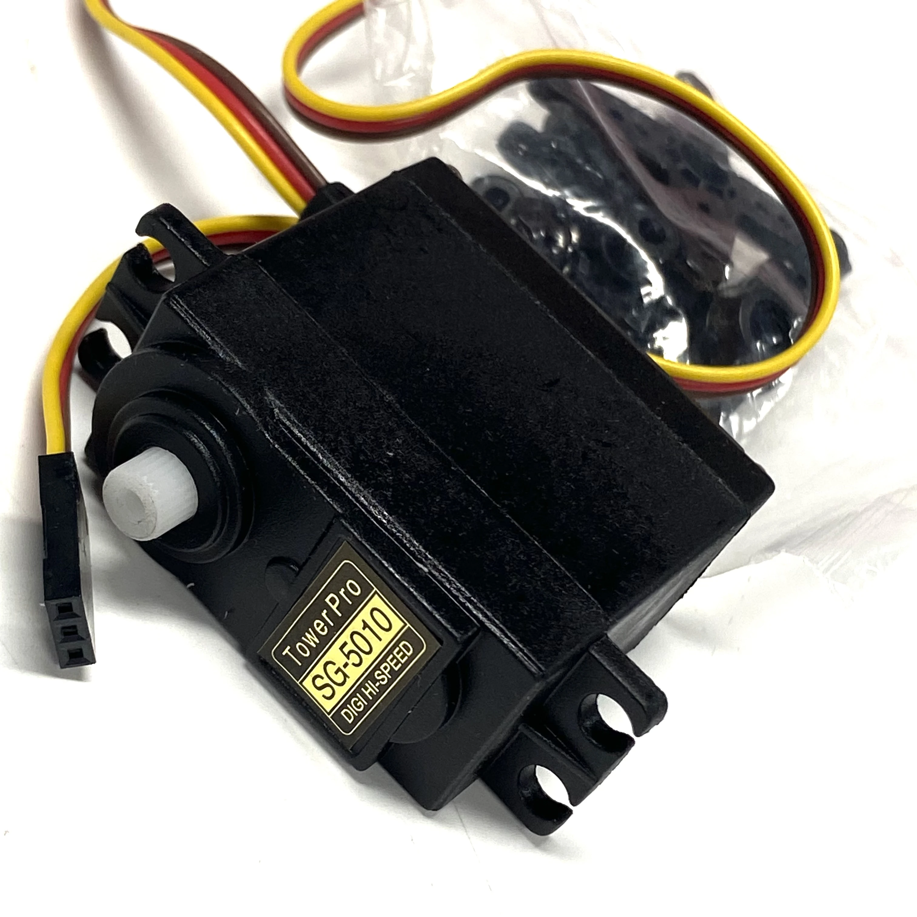 Servo standard S3003 SG5010 pour RC voiture bateau, montrant les engrenages métalliques internes.