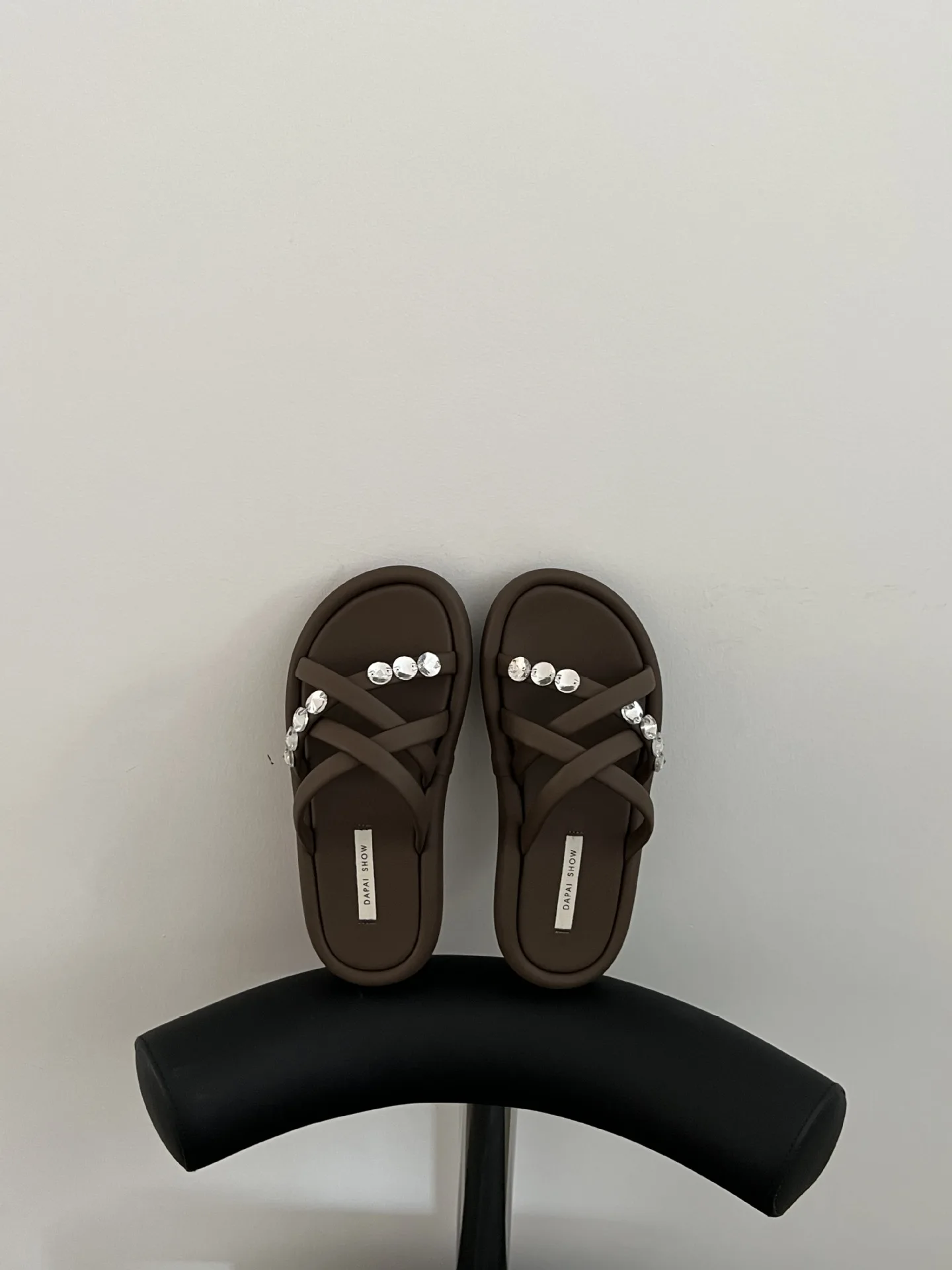 Exposed Toe Stepping Feces Feeling Thick Sole Slippers Women Beach Flat Bottomed Sandals