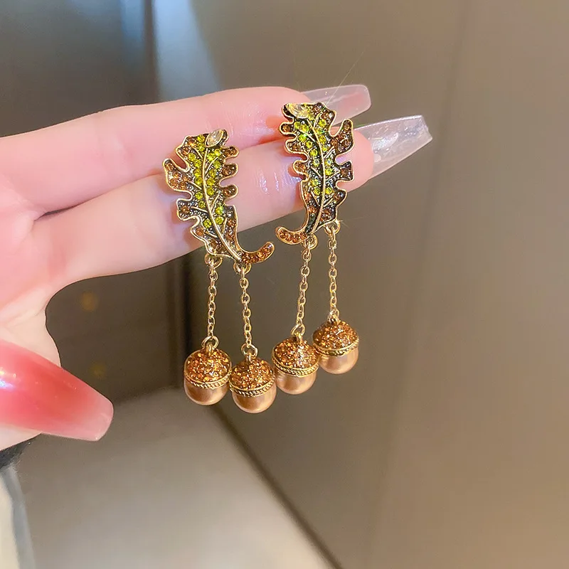 

Серебряные игольчатые серьги с жемчугом и кисточками