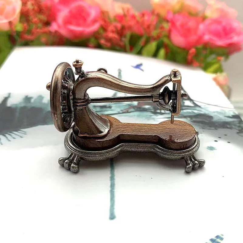 Dollhouse miniatures 1/12 Mini Exquisite Alloy Mini Sewing Machine Mini Alloy Sewing Machine 1:12 Scale Dollhouse DIY Decoration 3