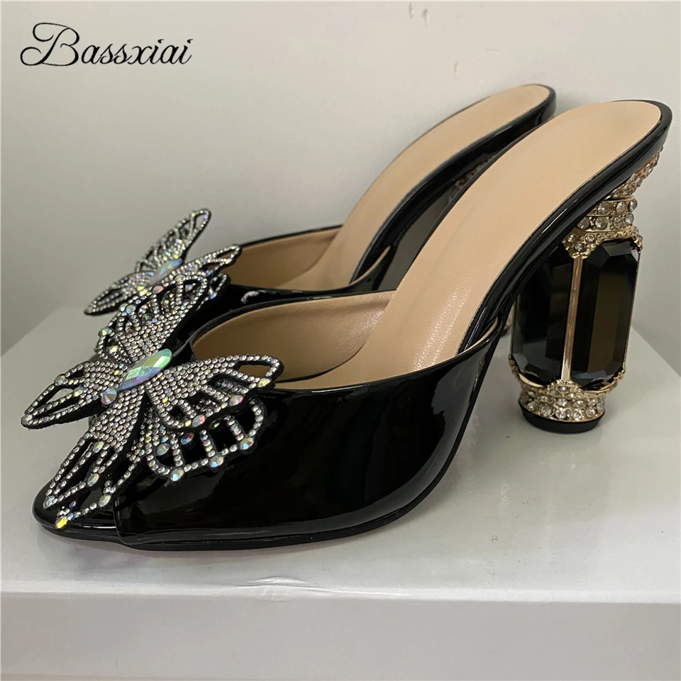 

Женские босоножки на высоком каблуке с украшением в виде драгоценных камней