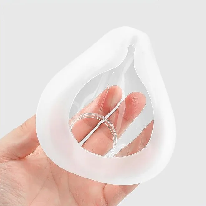 Coussinets nasaux en silicone ResMed AirFit F20 de profil, détail du matériau souple.