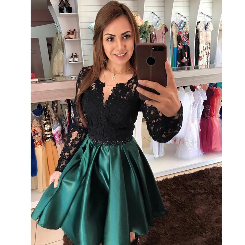 

ANGELSBRIDEP с длинным рукавом глубоким круглым вырезом Черная аппликация Зеленые атласные платья для встречи выпускников ТРАПЕЦИЕВИДНОЕ короткое коктейвечерние платье