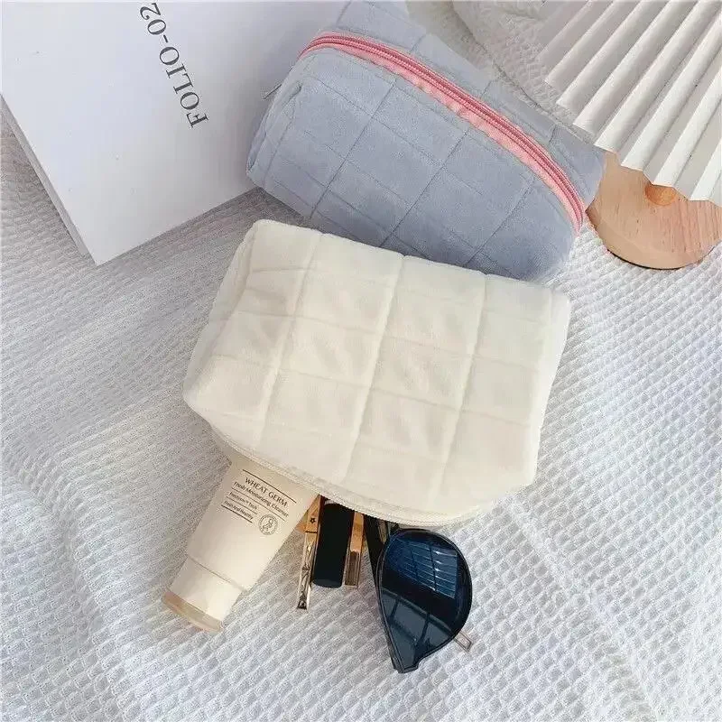 Simple Makeup Case Pillow Pen Bag High Appearance Level Women's Large Capacity Pillow Bag Portable Storage Bag Makeup Bags - Image 5