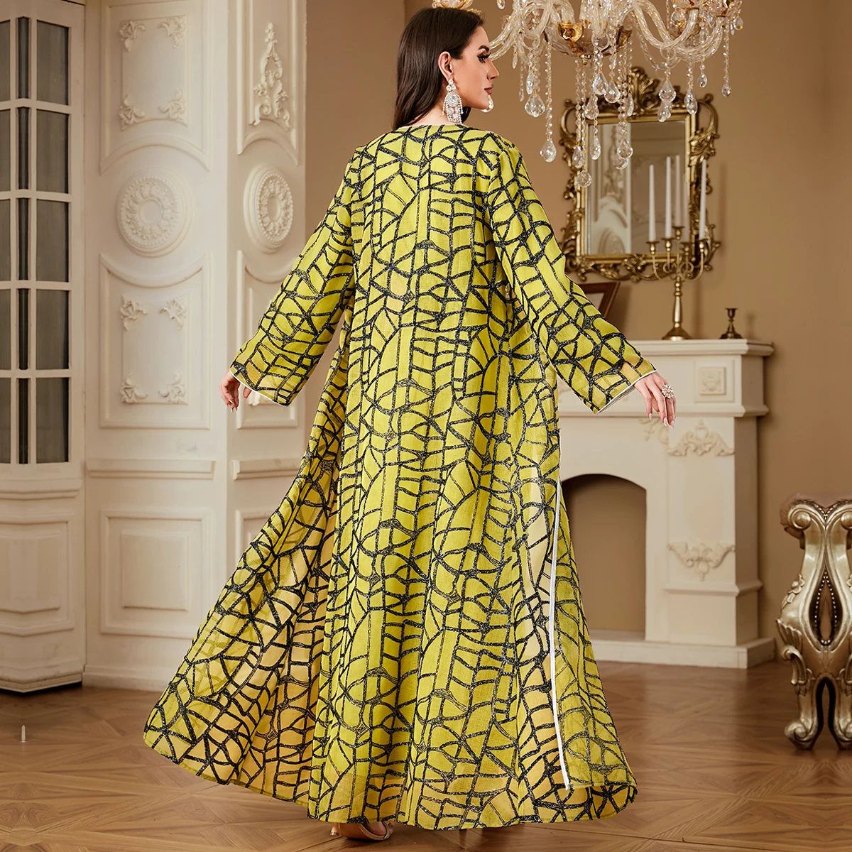 جلابية أوف وايت بطقم قطعتين وتفاصيل مطرزة