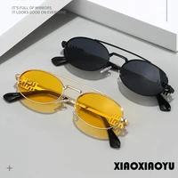 Lunettes de soleil ovales rétro tendance pour hommes stylés et femmes branchées, avec design de luxe, monture en métal doré style punk, lunettes de soleil de conduite à la mode, protection UV 5