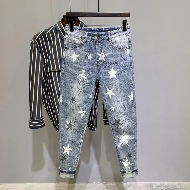 thumbnail image 1 of Pantalones vaqueros con bolsillos recortados de estrellas para hombre, pantalones vaqueros masculinos con gráficos, azul claro, venta al por mayor, alta calidad, estilo retro, informal, tallas XS, 1 of 5