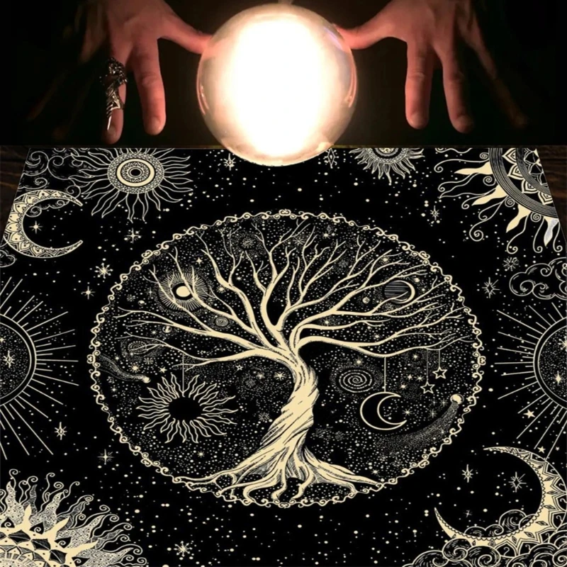 Une Belle Dame élégante En Velours Luxueux Tient Des Cartes De Tarot