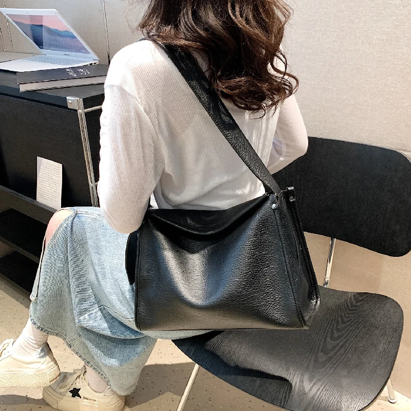 

Женская сумка-мессенджер на широком ремне, 2023